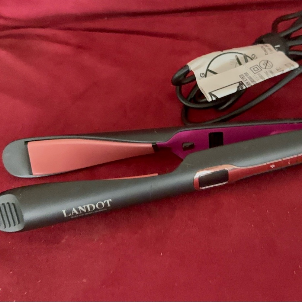 Landot Hair Straightener in Black and Pink